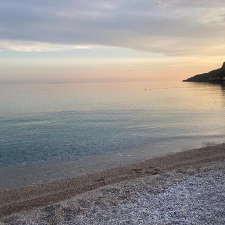 Wave N' Sea Apartments Himare Esterno foto