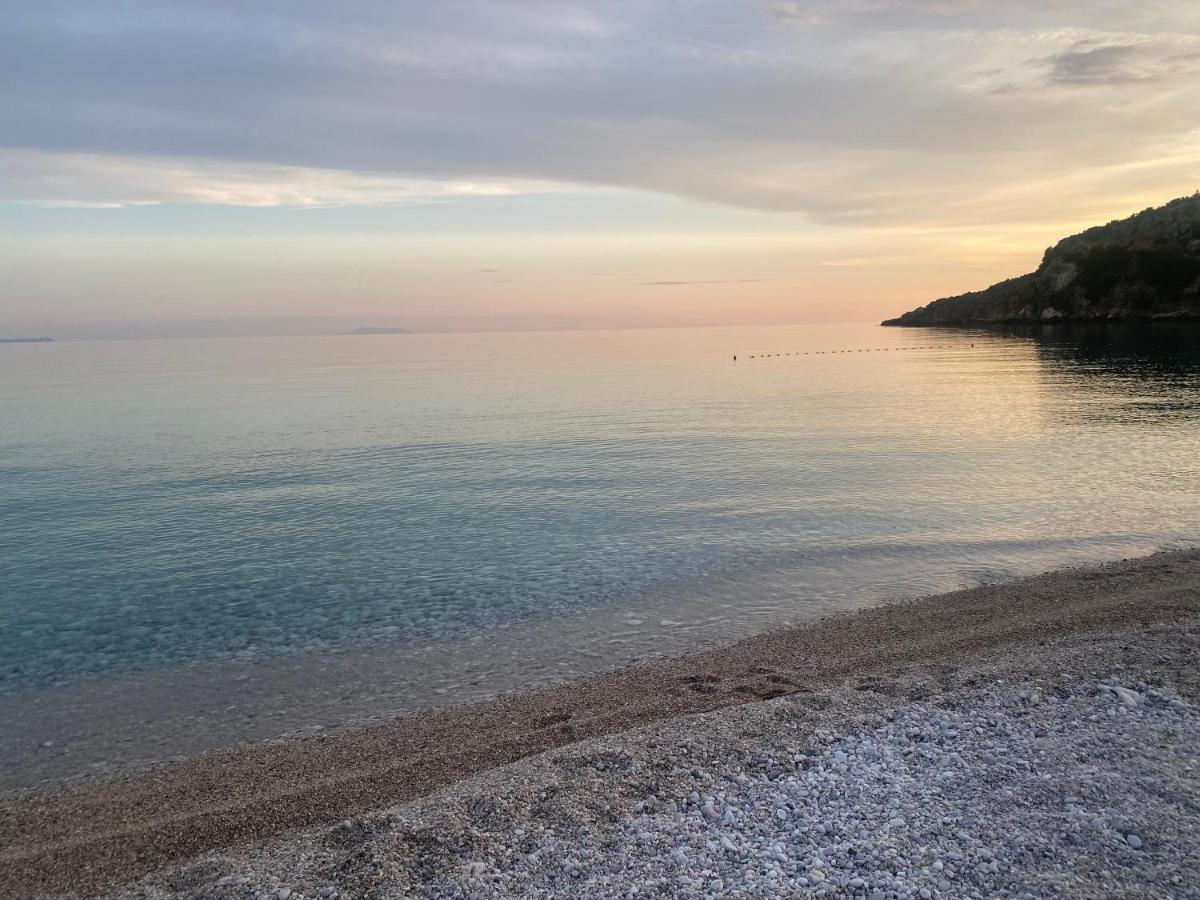 Wave N' Sea Apartments Himare Esterno foto