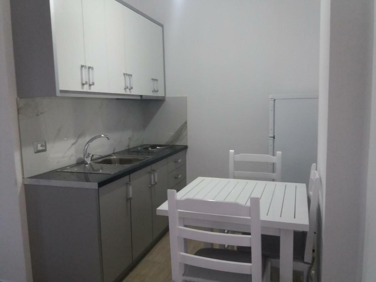 Wave N' Sea Apartments Himare Esterno foto